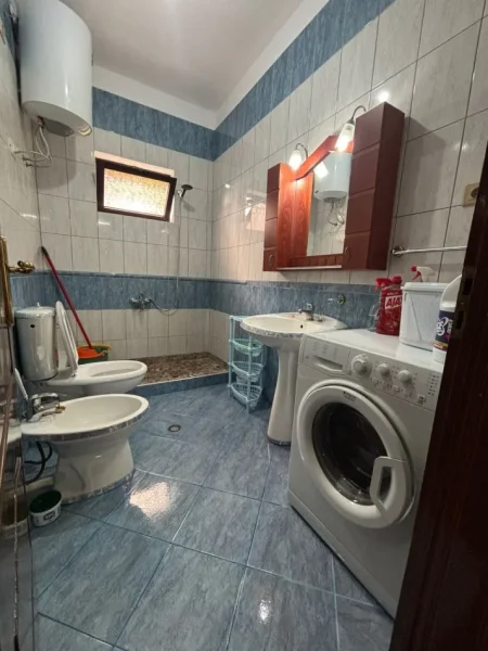Tirane, jepet me qera apartament 1+1+Ballkon Kati 1, 60 m² 450 € (Rruga 5 Maj)