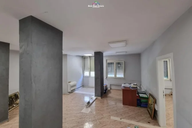 Tirane, jepet me qera zyre Kati 2, 500 € (pazari i ri)