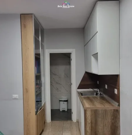Tirane, jepet me qera zyre Kati 2, 500 € (pazari i ri)