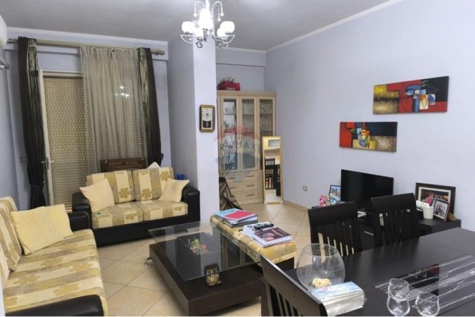 Tirane, jepet me qera apartament 1+1 , 600 € (Hilton Garden)