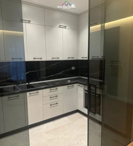 Tirane, jepet me qera apartament 3+1+Ballkon Kati 7, 140 m² 1.200 € (Rruga Xhanfize Keko)