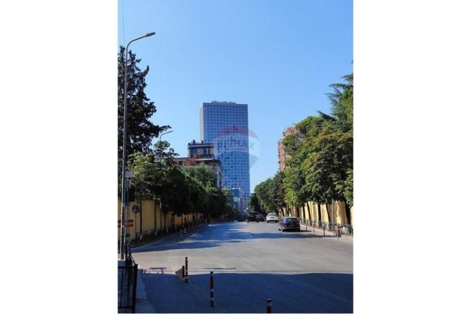 Tirane, jepet me qera apartament 2+1 , 600 € (115)