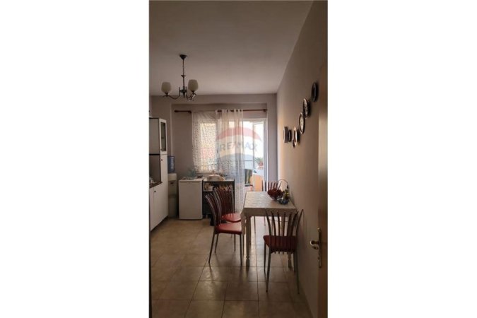 Tirane, jepet me qera apartament 2+1 , 600 € (115)
