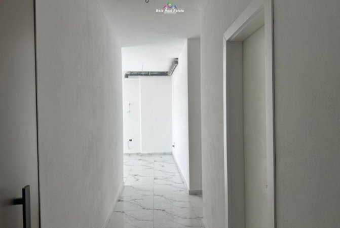 Tirane, jepet me qera zyre , (Rruga Mine Peza)