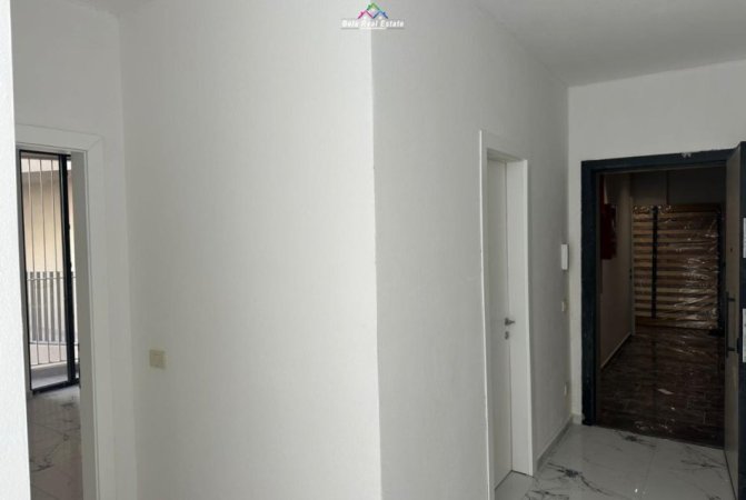 Tirane, jepet me qera zyre , (Rruga Mine Peza)