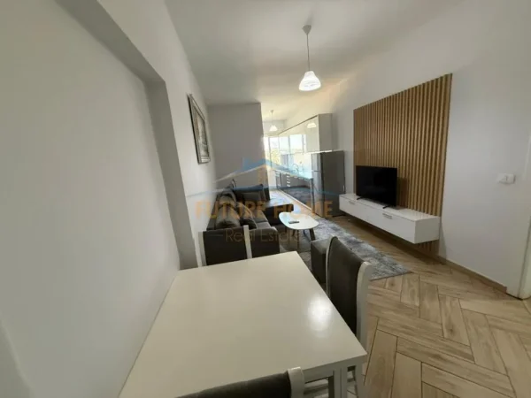 Tirane, jepet me qera apartament 1+1+Ballkon Kati 5, 55 m² 500 € (Shkolla e bashkuar)