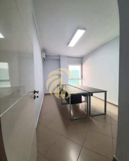 Tirane,  jepet me qera zyre Kati 1, 98 m² (Përballë Parlamentit dhe Drejtorisë Arsimore)