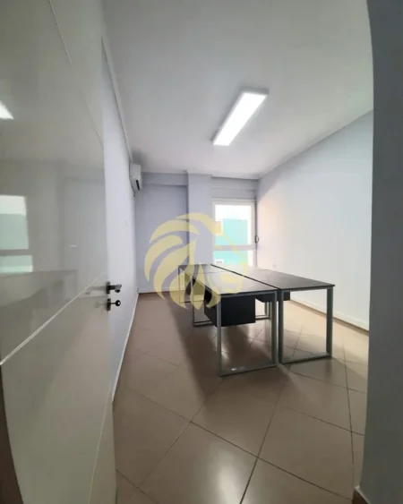 Tirane,  jepet me qera zyre Kati 1, 98 m² (Përballë Parlamentit dhe Drejtorisë Arsimore)