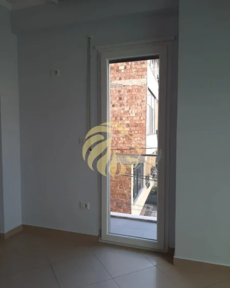 Tirane,  jepet me qera zyre Kati 1, 98 m² (Përballë Parlamentit dhe Drejtorisë Arsimore)