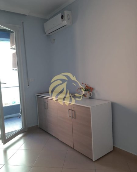 Tirane,  jepet me qera zyre Kati 1, 98 m² (Përballë Parlamentit dhe Drejtorisë Arsimore)