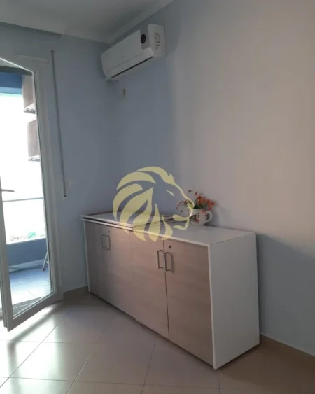 Tirane,  jepet me qera zyre Kati 1, 98 m² (Përballë Parlamentit dhe Drejtorisë Arsimore)