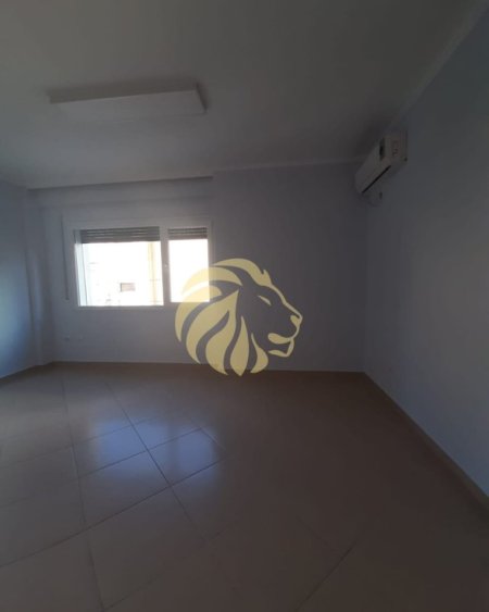 Tirane,  jepet me qera zyre Kati 1, 98 m² (Përballë Parlamentit dhe Drejtorisë Arsimore)