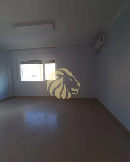 Tirane,  jepet me qera zyre Kati 1, 98 m² (Përballë Parlamentit dhe Drejtorisë Arsimore)