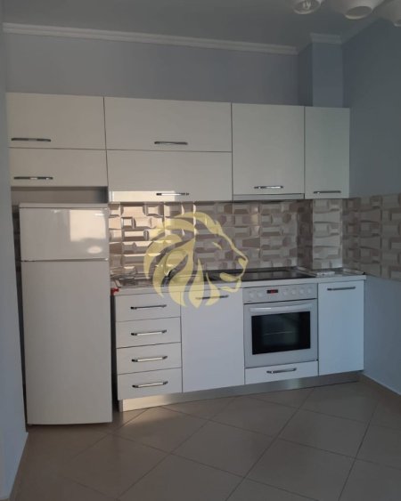 Tirane,  jepet me qera zyre Kati 1, 98 m² (Përballë Parlamentit dhe Drejtorisë Arsimore)