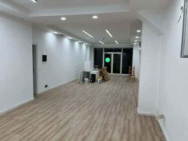 Tirane, jepet me qera dyqan Kati 0, 75 m² 750 € (MINISTRIA E JASHTME BRRYLI)