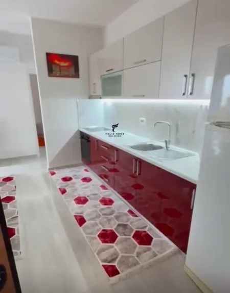 Tirane, jepet me qera apartament 1+1 , 650 € (ZOGU I ZI)
