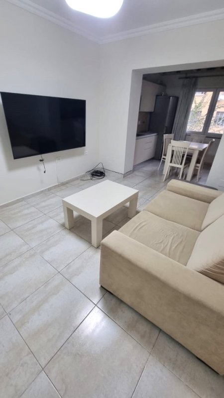 Jepet me Qira Apartament 2+1 Pas Ambasadës Amerikane, Rruga e Elbasanit,   90 m² 650 €URO