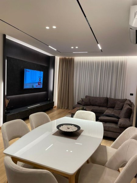 Tirane, jepet me qera apartament 2+1+Ballkon Kati 5, 113 m² 700 € (astir)