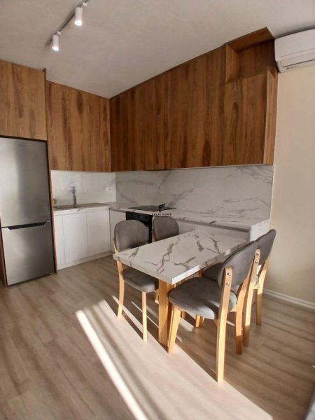 Tirane, jepet me qera apartament 2+1 Kati 4, 80 m² 1.000 € (ZOGU I ZI)