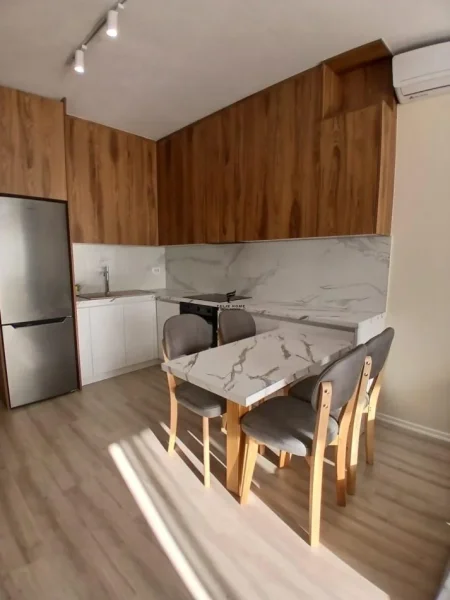Tirane, jepet me qera apartament 2+1 Kati 4, 80 m² 1.000 € (ZOGU I ZI)