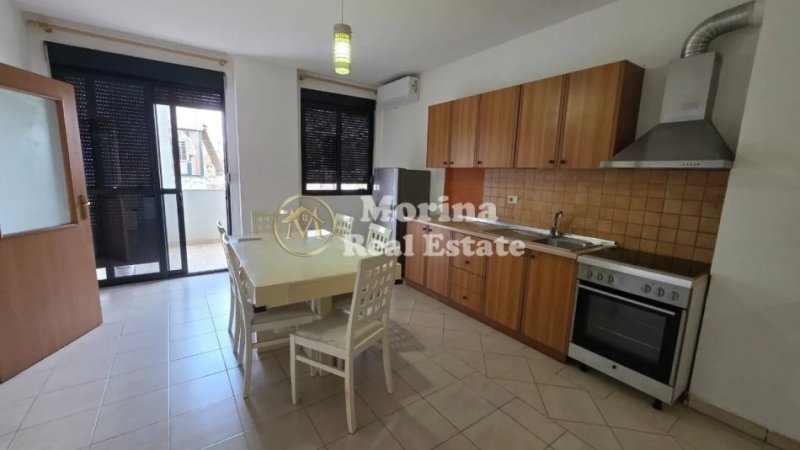 Tirane, jepet me qera apartament 2+1 Kati 4, 100 m² 550 € (Rruga Vllazen Huta)