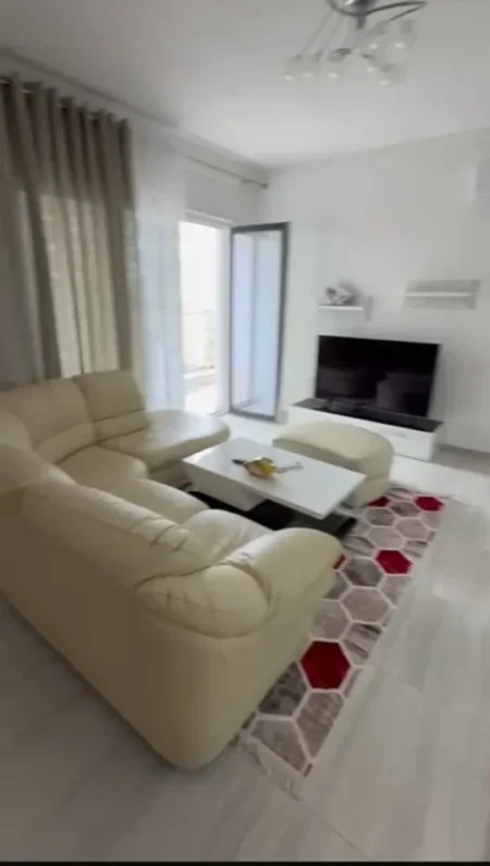 Tirane, jepet me qera apartament 1+1+Ballkon Kati 4, 70 m² 650 € (zogu i zi)