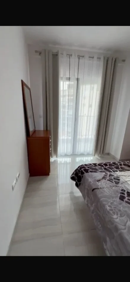 Tirane, jepet me qera apartament 1+1+Ballkon Kati 4, 70 m² 650 € (zogu i zi)