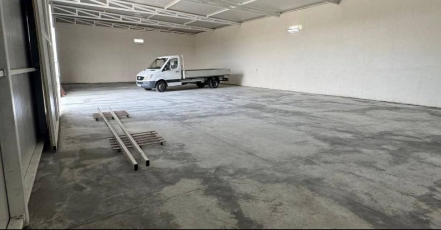 Tirane, jepet me qera magazine Kati 0, 350 m² 1.000 € (KAMEZ)