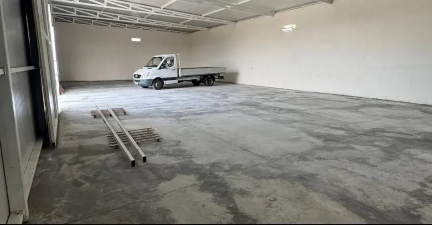 Tirane, jepet me qera magazine Kati 0, 350 m² 1.000 € (KAMEZ)