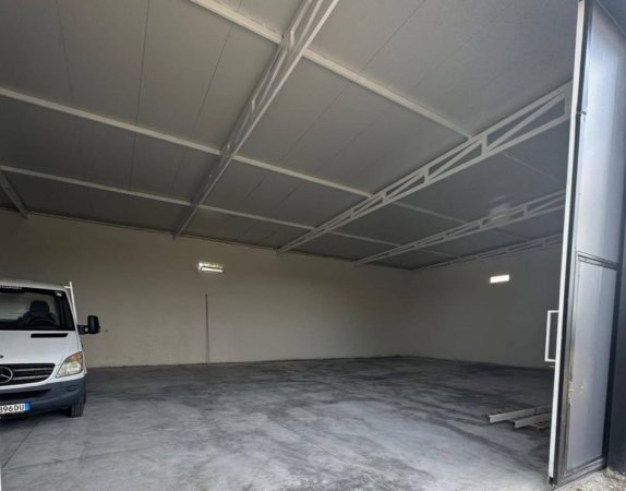 Tirane, jepet me qera magazine Kati 0, 350 m² 1.000 € (KAMEZ)