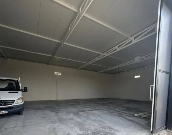 Tirane, jepet me qera magazine Kati 0, 350 m² 1.000 € (KAMEZ)