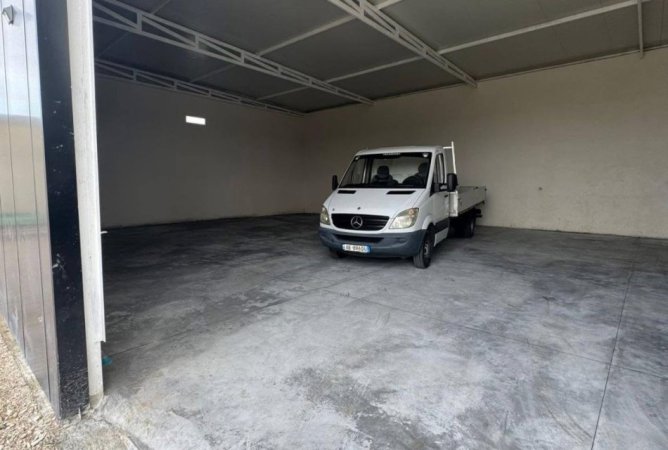 Tirane, jepet me qera magazine Kati 0, 350 m² 1.000 € (KAMEZ)