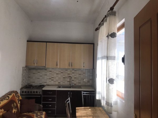 Tirane, jepet me qera shtepi 1+1 Kati 1, 52 m² 300 € (ne rrugen Hysen Selmani Tirane.)