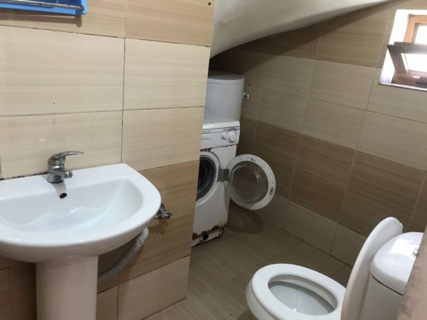 Tirane, jepet me qera shtepi 1+1 Kati 1, 52 m² 300 € (ne rrugen Hysen Selmani Tirane.)