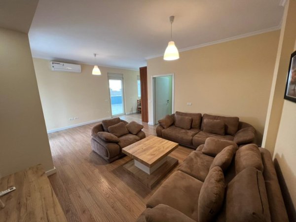 Tirane, jepet me qera 2+1 Kati 7, 102 m² 500 €