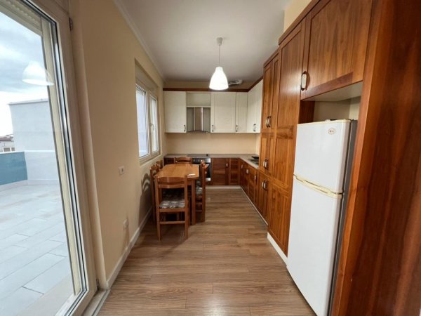 Tirane, jepet me qera 2+1 Kati 7, 102 m² 500 €