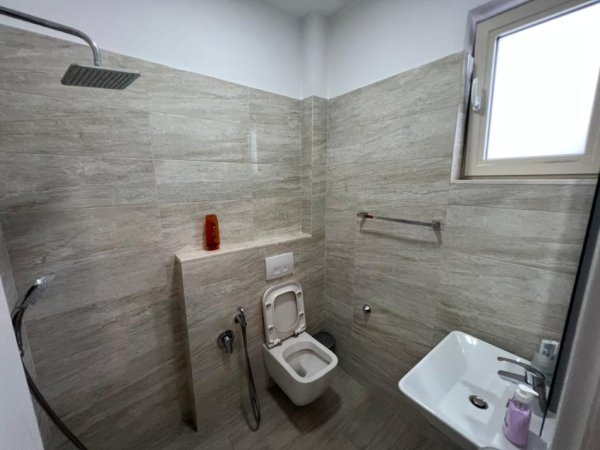 Tirane, jepet me qera 2+1 Kati 7, 102 m² 500 €