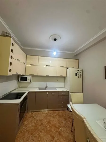 Tirane, jepet me qera apartament 2+1 Kati 3, 90 m² 800 € (JORDAN MISJA)
