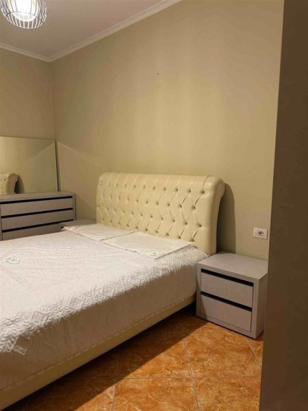 Tirane, jepet me qera apartament 2+1 Kati 3, 90 m² 800 € (JORDAN MISJA)