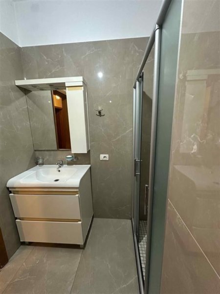 Tirane, jepet me qera apartament 2+1 Kati 3, 90 m² 800 € (JORDAN MISJA)