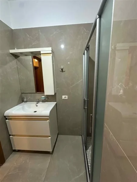 Tirane, jepet me qera apartament 2+1 Kati 3, 90 m² 800 € (JORDAN MISJA)