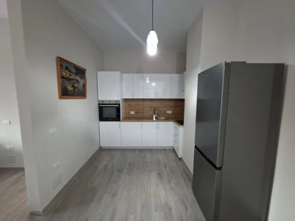 Tirane, jepet me qera apartament 1+1 Kati 3, 65 m² 600 € (Shkolla Niket Dardani)