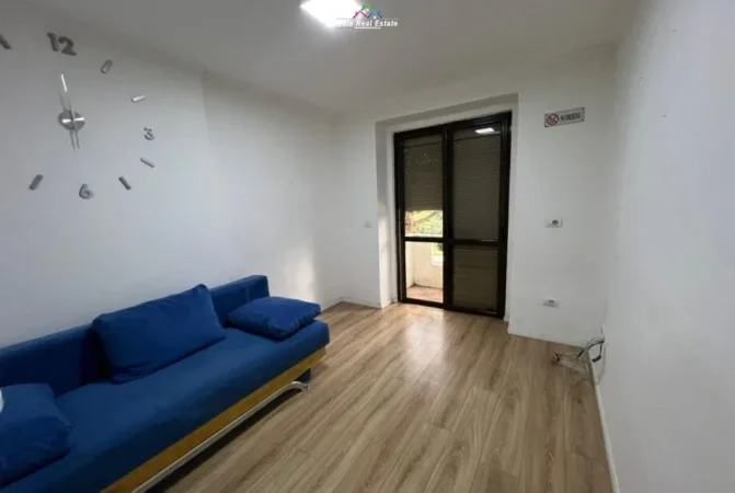 Tirane, jepet me qera zyre Kati 2, 67 m² 700 € (Rruga Muhamet Gjollesha)