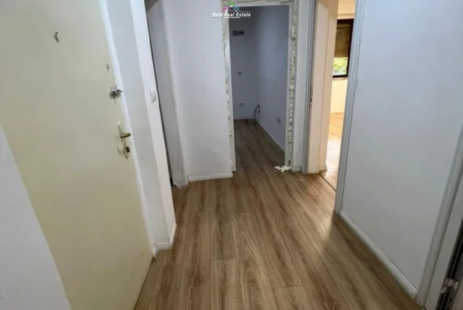 Tirane, jepet me qera zyre Kati 2, 67 m² 700 € (Rruga Muhamet Gjollesha)