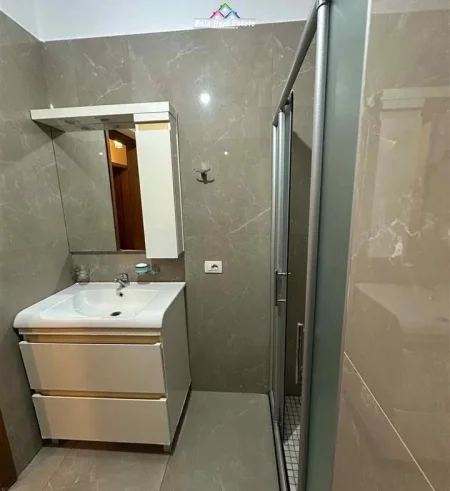 Tirane, jepet me qera apartament 2+1+Ballkon Kati 3, 90 m² 700 € (Rruga Panorama)