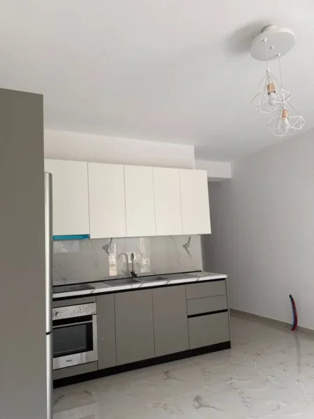 Durres, jepet me qera garsonier 1+1 Kati 1, 40 m² 280 € (Rruga Rinia Durrsake- Ish Keneta)