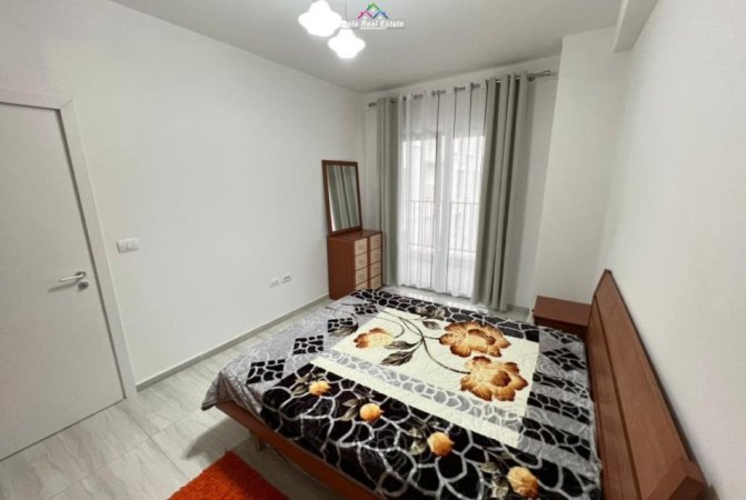 Tirane, jepet me qera apartament 1+1 Kati 4, 70 m² 650 € (Rruga Hysni Gerballi)