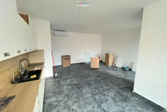 Tirane, jepet me qera zyre Kati 4, 885 € (Rruga Hysni Gerbolli)