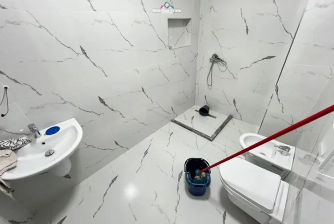 Tirane, jepet me qera zyre Kati 4, 885 € (Rruga Hysni Gerbolli)