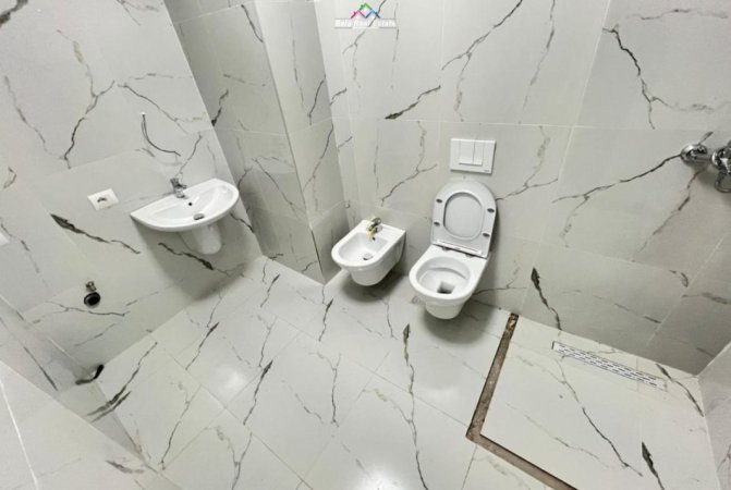 Tirane, jepet me qera zyre Kati 4, 800 € (Rruga Hysni Gerbolli)